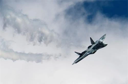 Tuy nhiên tương lai không xa, Su-57 sẽ sở hữu động cơ Izdeliye 30 mạnh vượt xa AL-41F1S. Tốc độ của Su-57 lên tới Mach 2 2.120km/h, tầm bay 4.500km, trần bay 20.000m. Ảnh: Wikipedia