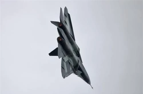 Về vũ khí, Su-57 có khả năng triển khai hơn 8 tấn vũ khí trên 14 điểm treo trong khoang thân và trên cánh. Để đảm bảo khả năng tàng hình, nó chỉ nên mang 4,2 tấn vũ khí giá treo khoang thân. Ảnh: Wikipedia