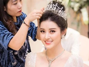 Đăng ảnh mặc váy cưới cùng dòng trạng thái gây tò mò, Á hậu Huyền My sắp lấy chồng?