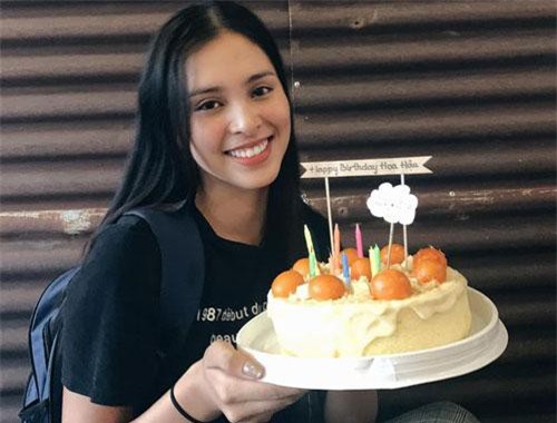 Hoa hậu Tiểu Vy đón sinh nhật tuổi 19 ở quán ăn lề đường