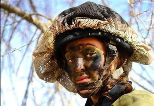Các cô gái xinh đẹp của quân đội Israel trên sa mạc nóng bỏng