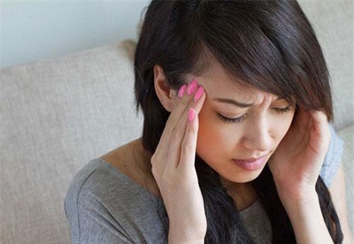 Tôi mang bầu còn phải nấu 5 mâm cỗ trong khi chị chồng ngồi ăn chễm chệ, vừa thắc mắc một câu đã bị cả nhà chồng hùa vào mắng chửi