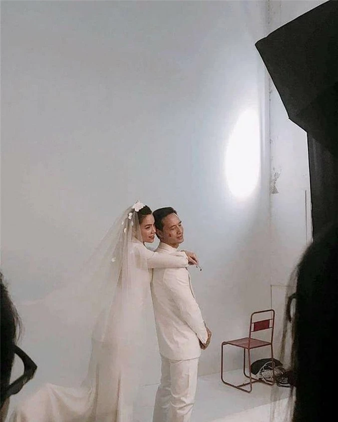Những hình ảnh được cho là hậu trường ảnh cưới của Kim Lý và Hà Hồ. Tuy nhiên, Hà Hồ lập tức đã có chia sẻ về sự việc này: "Việc tôi chụp ảnh cưới với Kim Lý là muốn truyền cảm hứng đến mọi phụ nữ".