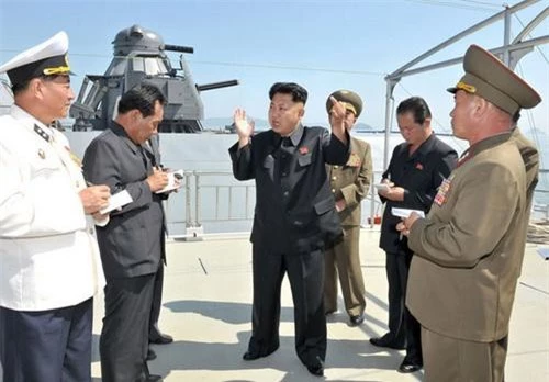 Chủ tịch Triều Tiên Kim Jong un trên chiếc tàu tên lửa tàng hình cỡ nhỏ bí ẩn của hải quân nước này. Ảnh: KCNA.