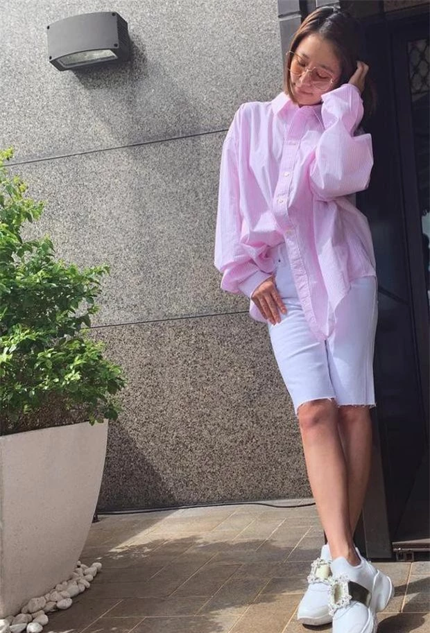 Bức ảnh mới của Lâm Tâm Như được chia sẻ trên trang Instagram cá nhân vì khéo giấu bụng với áo rộng thùng thình, giày thể thao đế bằng
