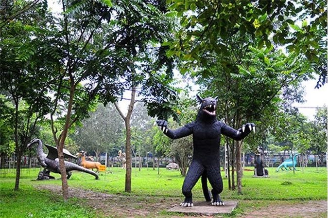 Khu vườn mang tên Vườn quái thú nằm trong khuôn viên của khu du lịch Đảo Ngọc Xanh (xã La Phù, huyện Thanh Thủy, Phú Thọ).