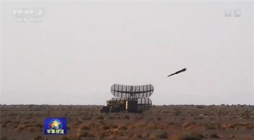 Tên lửa chống bức xạ YJ-91 đánh chính xác vào đài radar mục tiêu. Ảnh: CCTV7.