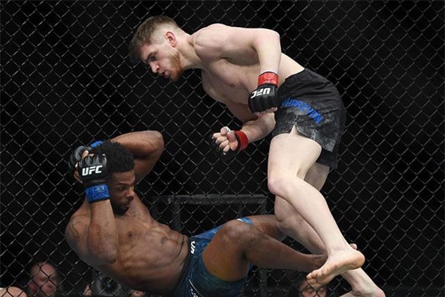 Bị ‘bắt bài’, võ sĩ UFC phải lãnh trọn 5 cú xuống chỏ cực mạnh của đối thủ