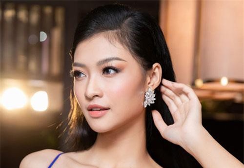 Á hậu Kiều Loan diện váy xẻ cao khoe chân dài miên man