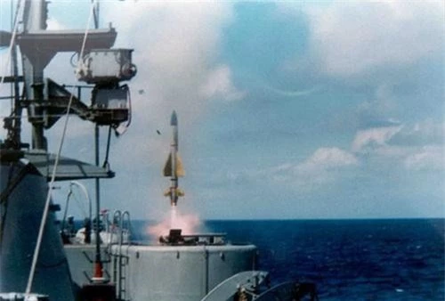 Tên lửa Barak-1 rời bệ phóng. Ảnh: Naval Today.