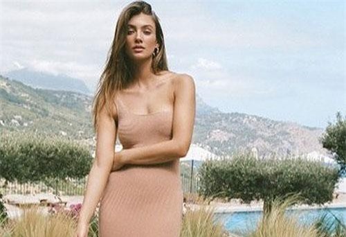 Vóc dáng tuyệt mỹ của chân dài 9x Lorena Rae cao 1m80