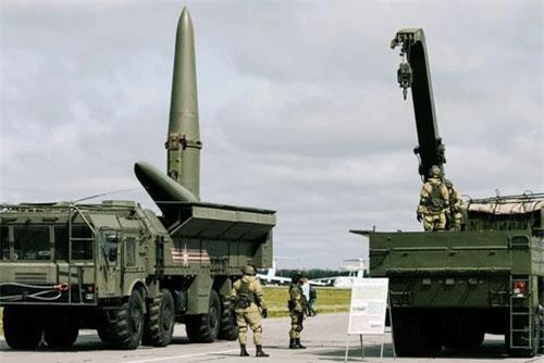 Bệ phóng tên lửa Iskander của Nga (Ảnh: RIA)