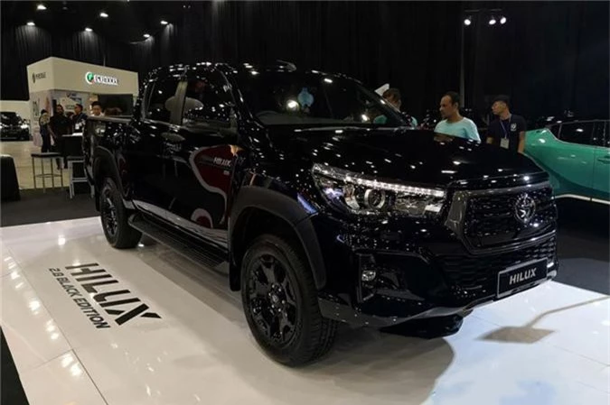 Toyota Hilux 2.8 Black Edition. Ảnh: Carlist.