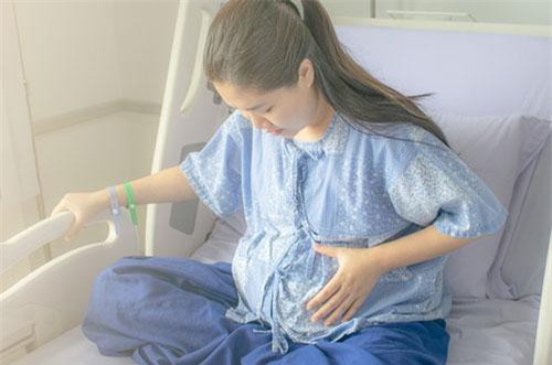 Vật lộn với cơn đau đẻ, mẹ chồng đứng bên ngoài hét lớn một câu khiến tôi sức cùng lực kiệt cũng phải sinh cháu cho bà 