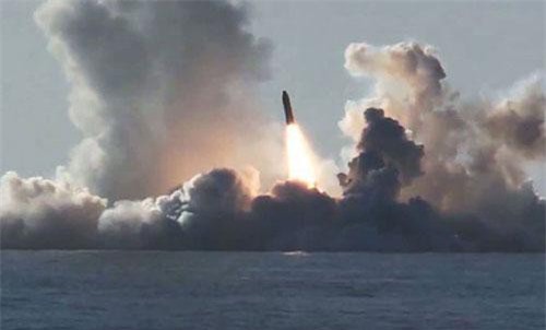 Tàu ngầm “quái vật biển” của Nga khai hỏa siêu tên lửa Bulava