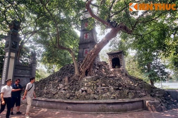 Dieu linh dieu rieng co o ngoi den noi tieng nhat Ha Noi-Hinh-6