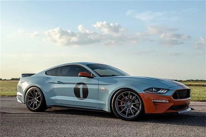 Tại sự kiện Pebble Beach năm nay, sẽ có tới hai chiếc xe Ford Mustang mới "mặc màu áo" Blue / Orange Gulf huyền thoại, một chiếc đến từ hãng độ Roush và một chiếc đến từ đại lý Brown Lee Performance có trụ sở ở bang Tennessee, Mỹ. Đây là một chi nhánh của Brown Lee Ford.