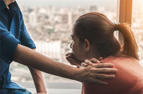 Ngạc nhiên thấy đôi dép lạ của đàn ông trước cửa, nhưng không sốc bằng cảnh tôi bắt gặp trong phòng ngủ của mẹ