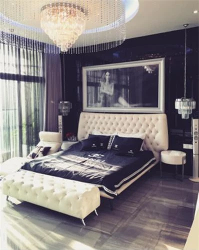 Phòng ngủ của “Nữ hoàng nội y” Ngọc Trinh nằm trong một căn hộ có diện tích 200m2, nằm trên tầng 33 của một khu căn hộ cao cấp ở quận 7, TP HCM. Ảnh: nhasang.