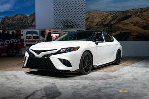 XE HOT (25/8): 10 xe Mercedes-Benz tốt nhất năm 2019, hé lộ giá bán Toyota Camry 2020 bản thể thao