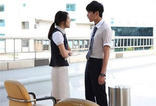 Đưa bồ đi du lịch nghĩ vợ không biết, tới lúc thanh toán thì cô nhân viên bảo: ‘Vợ anh thanh toán cả rồi"