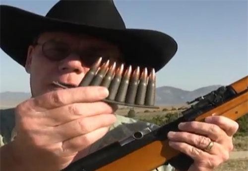 Ảnh Súng trường CKC bắn vỡ gạch cứng và cày tung mặt đất