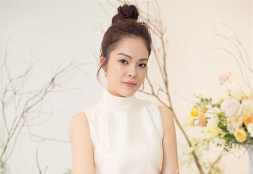 Dương Cẩm Lynh trẻ trung với đầm trắng kiêu sa