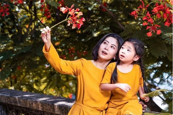 Mới đây, Mai Phương đã có chuyến đi vui vẻ bên con gái Lavie ở Hội An nhân dịp kỳ nghỉ hè của bé. Với sự hỗ trợ của ê-kíp, diễn viên và con gái đã có những khoảnh khắc đẹp khi cùng diện đồ đôi, đi bộ dạo ngắm cảnh. 