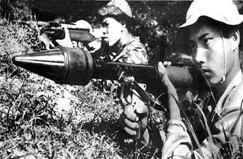 Trong Chiến tranh Việt Nam, hoả lực súng chống tăng B-40 được Việt Nam sử dụng rất nhiều trong tác chiến dù không phải lúc nào mục tiêu cũng là thiết giáp và xe tăng. Nguồn ảnh: Naver.