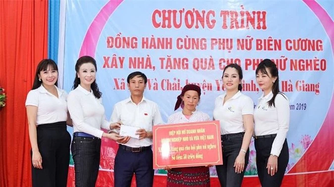 Hiệp hội nữ Doanh nhân doanh nghiệp nhỏ và vừa đã trao 50 triệu đồng cho chị Giàng Thị Mỷ - trường hợp chịu thiệt hại nặng nề sau thiên tai.