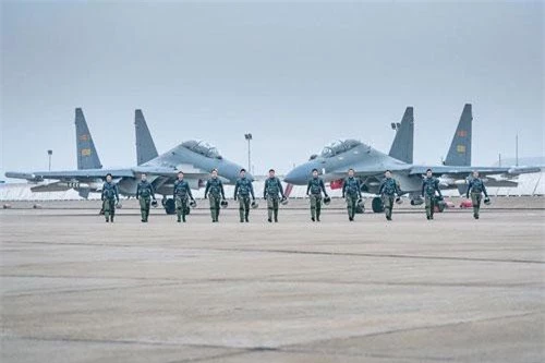 Vào năm 2009, Trung Quốc đã đặt hàng lô chiến đấu cơ Su-30MKK đầu tiên, 38 chiếc này được giao trong giai đoạn 2000 - 2001, giá trị hợp đồng ước tính 1,5 - 2 tỷ USD.