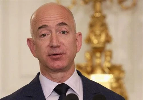 Giám đốc điều hành Amazon Jeff Bezos, người giàu nhất thế giới sở hữu một máy bay riêng thông qua công ty Poplar Glen của ông.