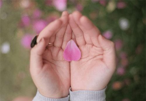 Người ta thường đến với nhau vì những điều to lớn nhưng chia tay vì thứ nhỏ nhặt