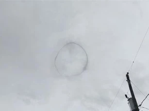 CLIP: Vật thể bí ẩn nghi UFO xuất hiện ở Canada