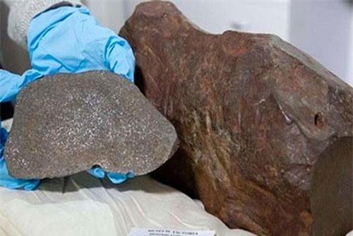 Tìm thấy thiên thạch 4,6 tỷ năm, mang búa tạ ra đập không vỡ