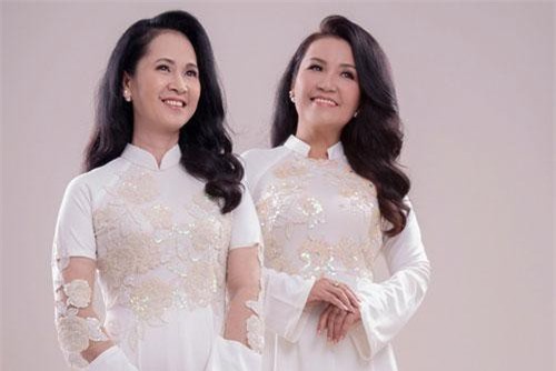 Hai mẹ chồng quốc dân tụ hội, uyển chuyển trong BST áo dài đôi của NTK Đức Hùng