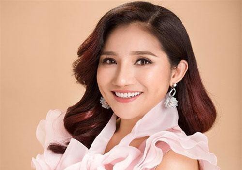 Sau gần 24 năm cống hiến, "bà mối" Cát Tường đã được trao danh hiệu Nghệ sĩ ưu tú