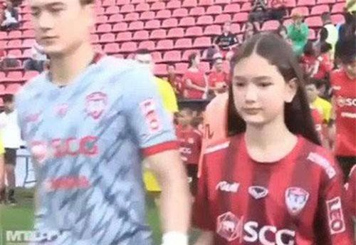 Trải nghiệm đặc biệt của em gái Văn Lâm khi sang Thái thăm anh trai