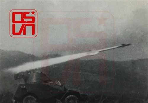 Hình ảnh được cho là tên lửa "đất đối không" K-13 của Việt Nam bắn đi từ bệ phóng đặt trên xe cơ giới. Ảnh: Trang quân sự Việt Nam.