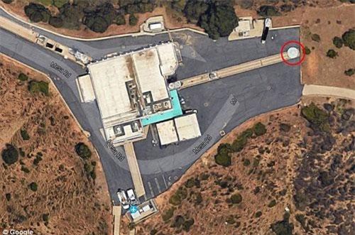 UFO đỗ gần phòng thí nghiệm của NASA?