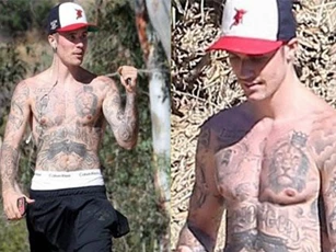 Justin Bieber cởi trần khoe vòm ngực và cơ bụng săn chắc đầy nam tính đốn tim chị em