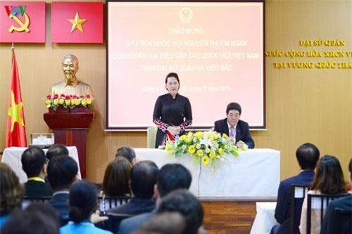 Chủ tịch Quốc hội gặp cộng đồng người Việt Nam tại Bangkok