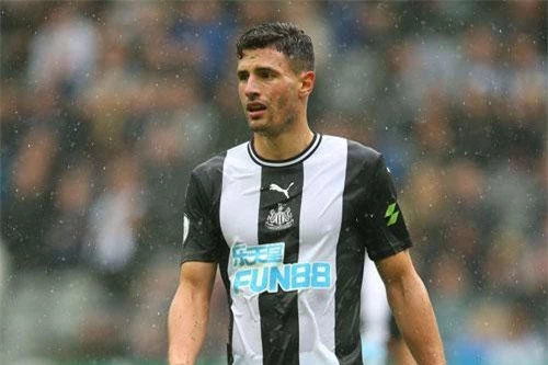 Trung vệ: Fabian Schar (Newcastle).