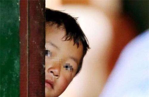 Thường xuyên thay quần áo trước mặt con, đến một ngày mẹ "sốc" khi thấy con trai có hành vi sai trái