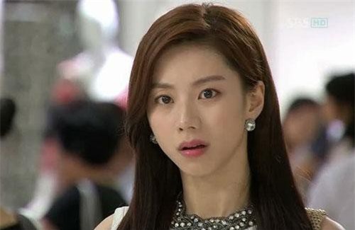 Chồng sắp cưới hủy hôn vì trúng "bẫy" nữ đồng nghiệp, không lâu sau lại nhờ đích thân mẹ đẻ đến xin xỏ vợ hụt để ăn quả đắng