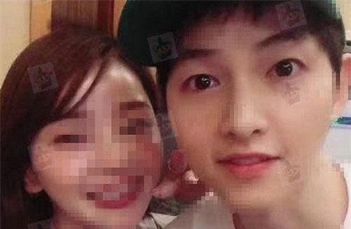 Song Joong Ki bất ngờ xuất hiện bên cô gái lạ sau thời gian ở ẩn từ vụ ly hôn Song Hye Kyo