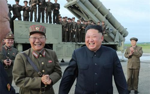 Ông Kim Jong-un vui vẻ đi thị sát vụ thử vũ khí “khủng” của Triều Tiên