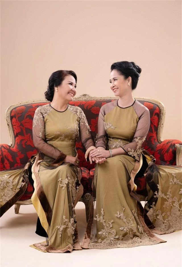 Hai mẹ chồng quốc dân tụ hội, uyển chuyển trong BST áo dài đôi của NTK Đức Hùng - Ảnh 8.