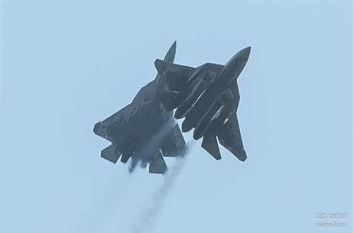 Su-57 trong màn bay cực kỳ nguy hiểm, nhưng đầy hấp dẫn. Ảnh: SAID Aminov