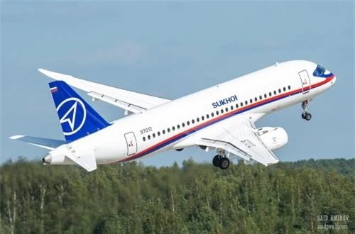 Máy bay chở khách thương mại Sukhoi Superjet 100 do Sukhoi JSC thiết kế, sản xuất cạnh tranh với dòng Airbus A320, tuy nhiên doanh số của nó từ năm 2007 tới nay chưa đủ sức đáp ứng tham vọng lớn đó.  Ảnh: SAID Aminov